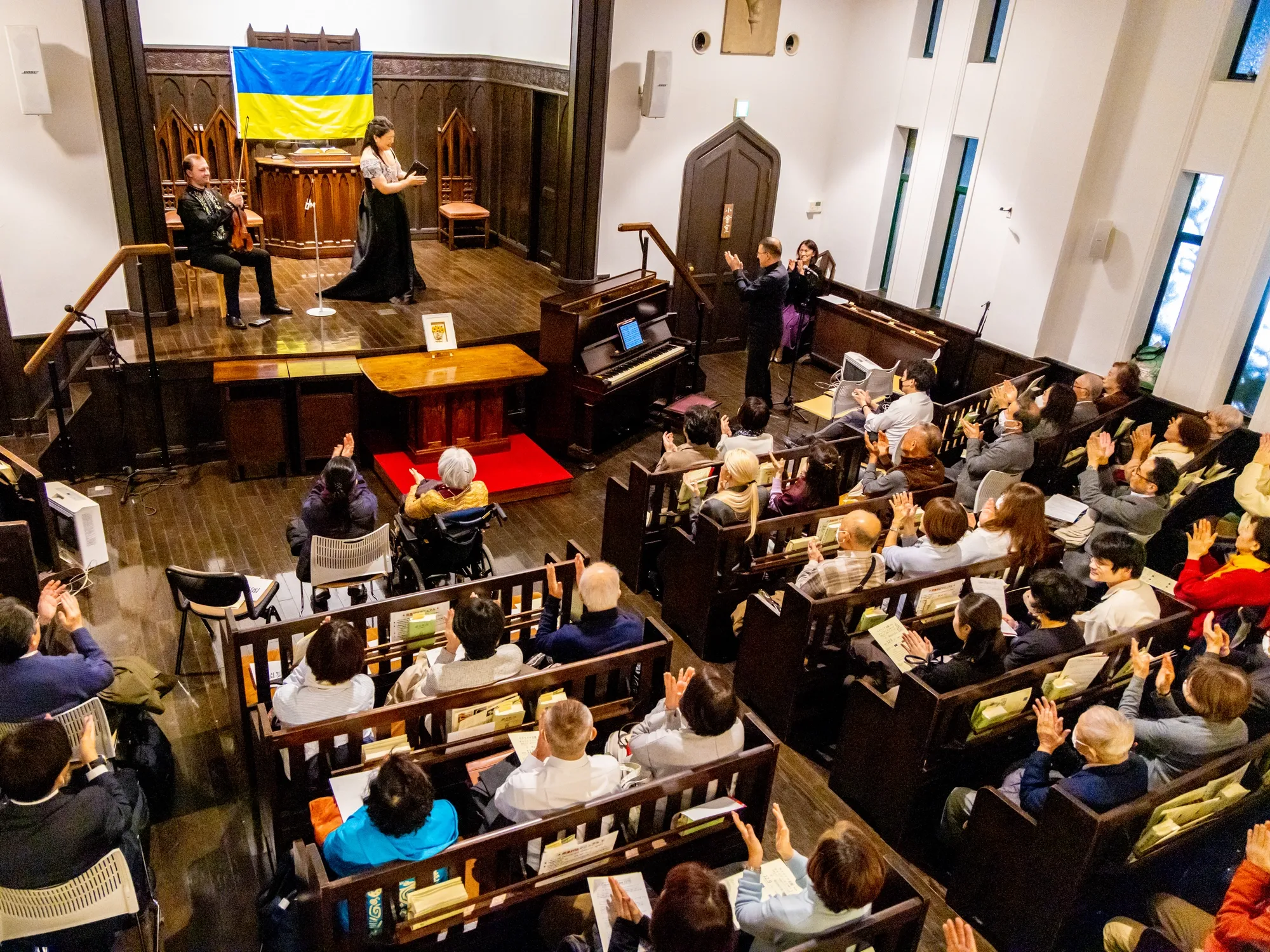 Нома Аі, Сєдоволосий Роман та Шаповалов Леонід на сцені в Йокогамі