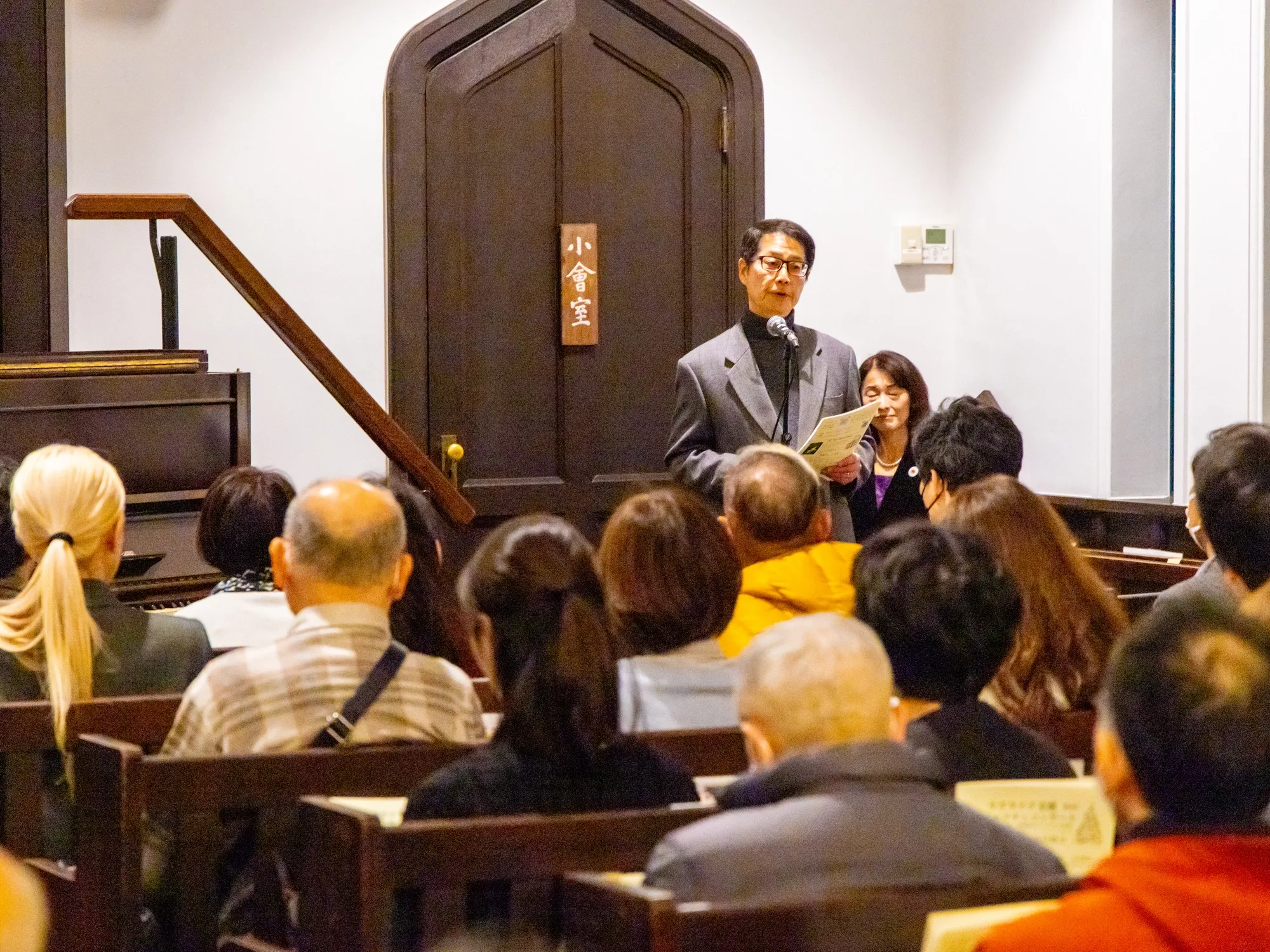 Пастор Шухей Уеяма читає проповідь у Йокогамській прибережній церкві
