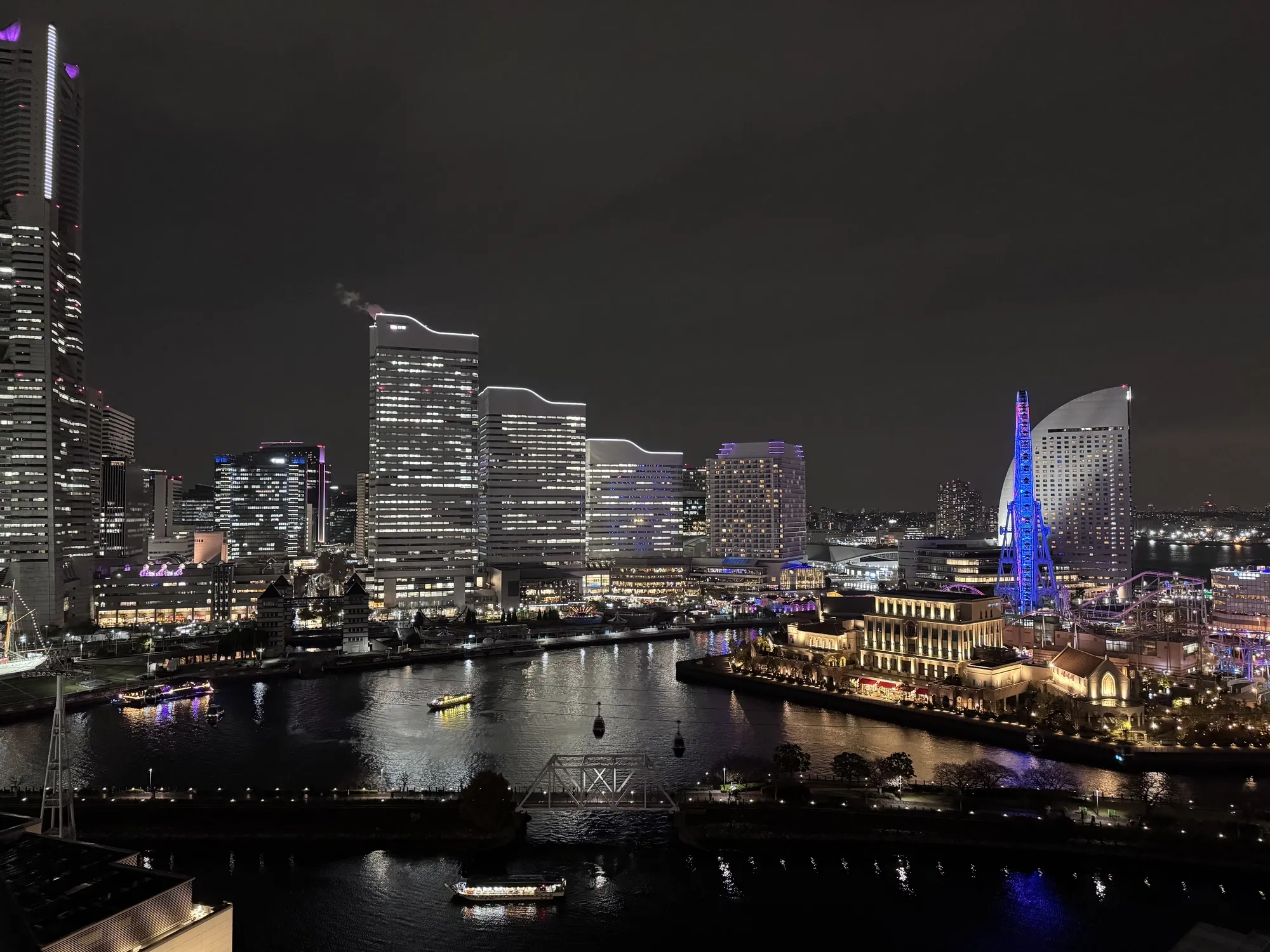 Виступ артистів НПО «Україна-Йокогама» на тлі сучасної архітектури району Мінато Мірай, поруч із Yokohama City Hall Atrium