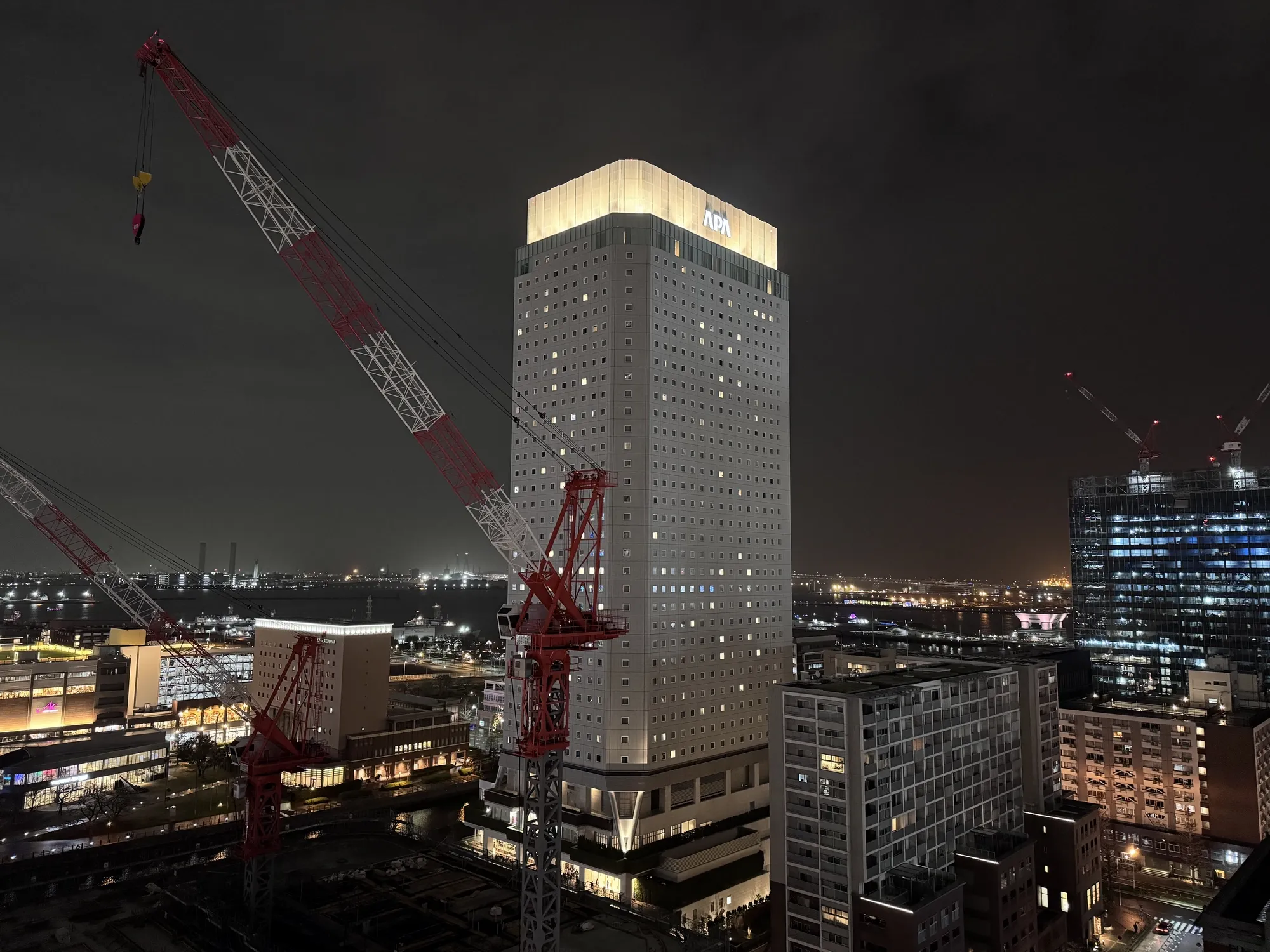 Панорамний вигляд на бухту Йокогами в районі Мінато Мірай, поруч із Yokohama City Hall Atrium